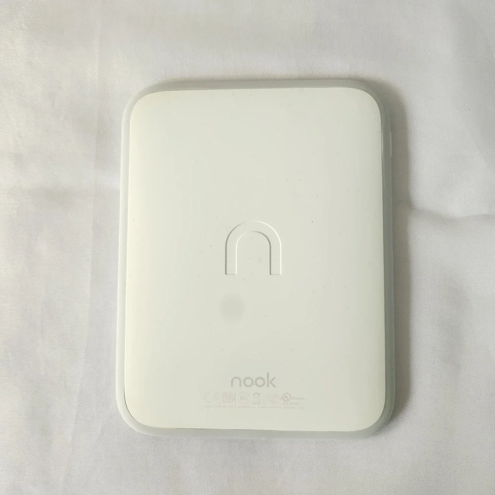 Barnes & Noble Nook GlowLight 4GB eReader (White) BNRV500 Bundle with Case Y2K